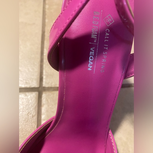 Pink vegan heels with a heart detail. Ankle strap closure. - Picture 4 of 5
